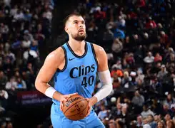 九游电脑版下载-离谱！库里怒砍55分丹佛掘金今夜防线松动，波特兰开拓者今晨造点机会(库里第四节连续投进4个三分球)