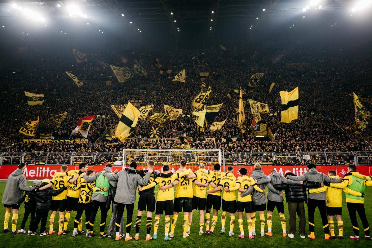 九游PC版- 葡萄牙比赛最后时刻球迷冲场大四喜 